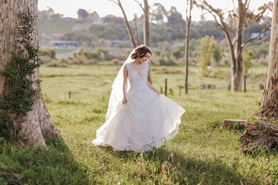 Natural photos of brides dress in country setting