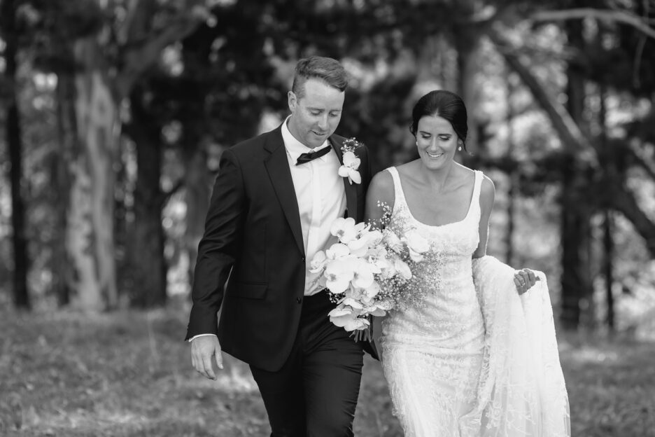 Candid natural photos of wedding couple walking in boho country wedding