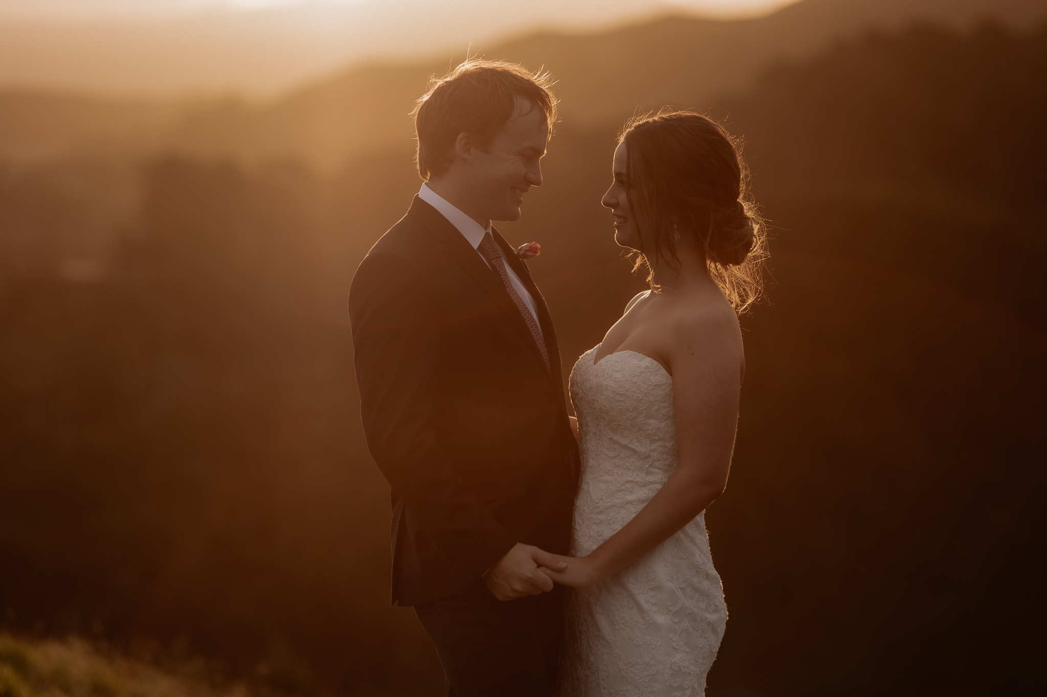 Golden light wedding photo in hills of Tauranga