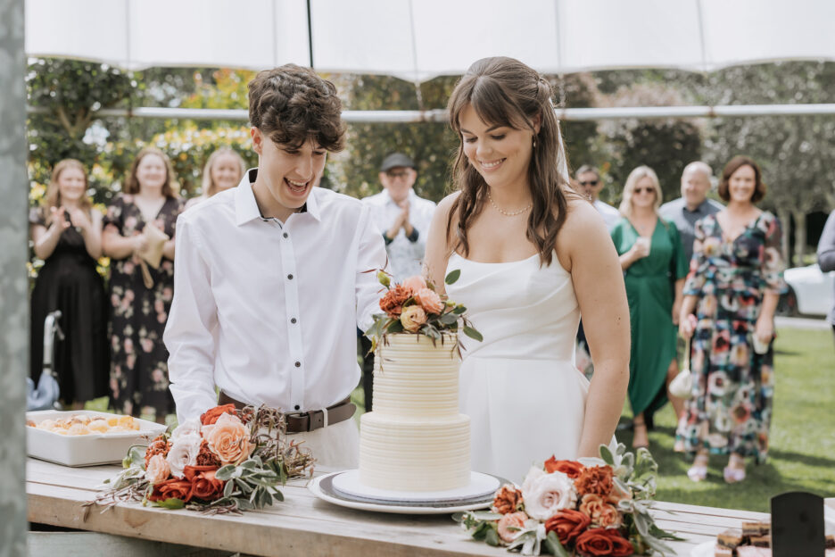 cutting wedding cake