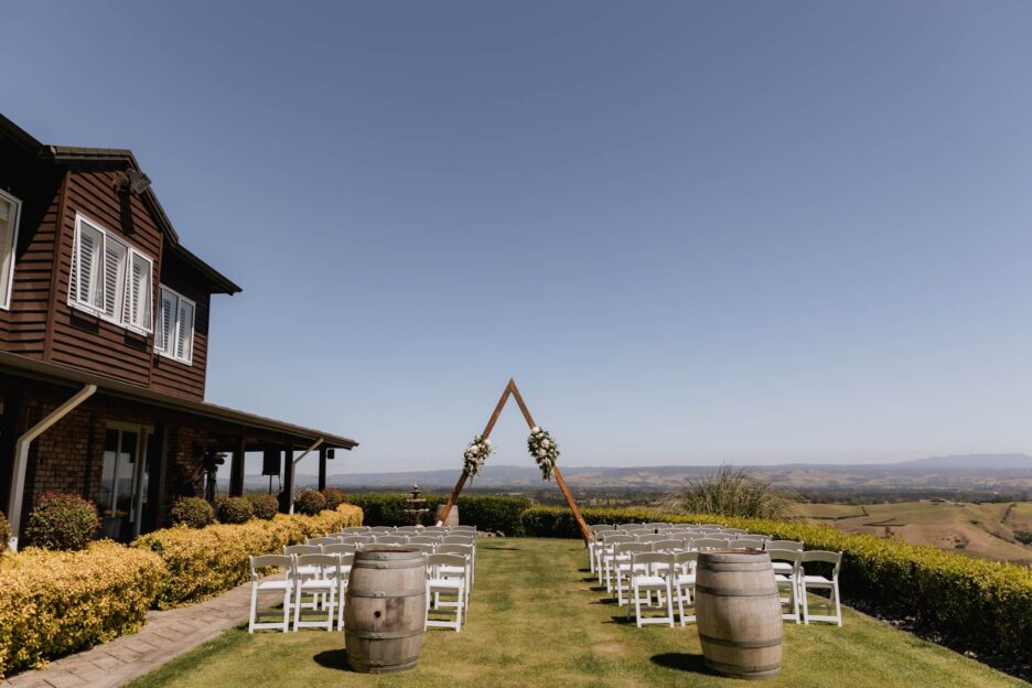 Front lawn in sunshine at eagle ridge wedding ceremony area